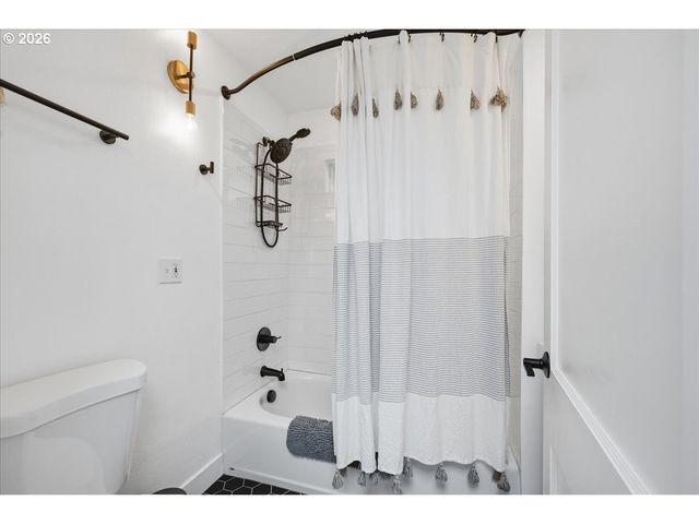 10936 Ne RUSSELL St, Portland, OR 97220