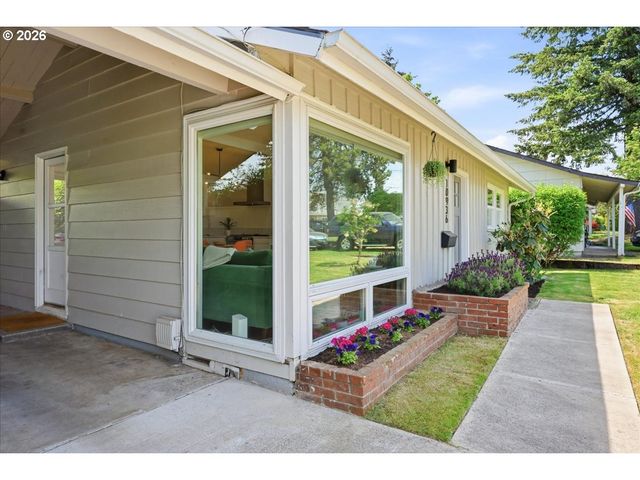 10936 Ne RUSSELL St, Portland, OR 97220