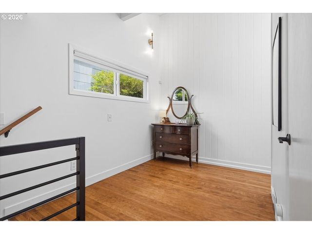 10936 Ne RUSSELL St, Portland, OR 97220