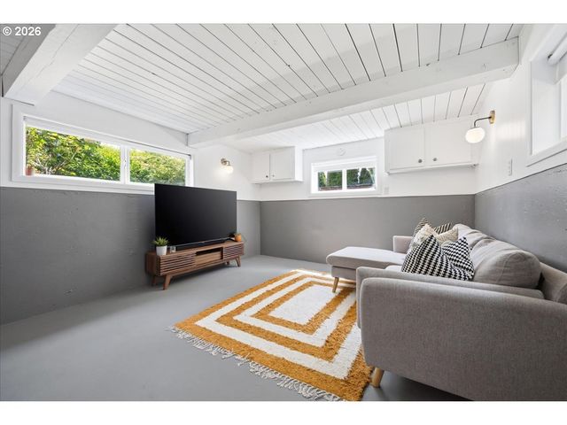 10936 Ne RUSSELL St, Portland, OR 97220