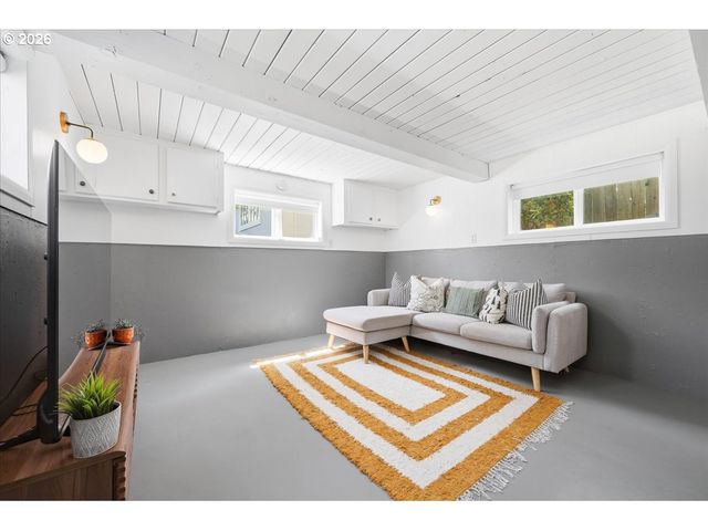 10936 Ne RUSSELL St, Portland, OR 97220