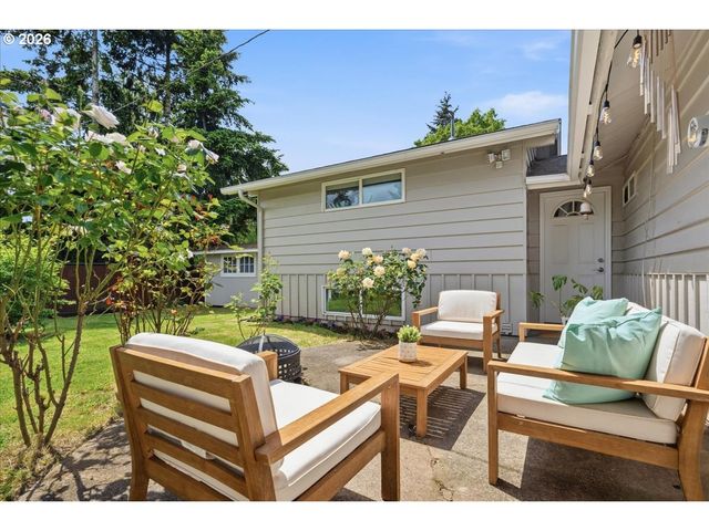 10936 Ne RUSSELL St, Portland, OR 97220