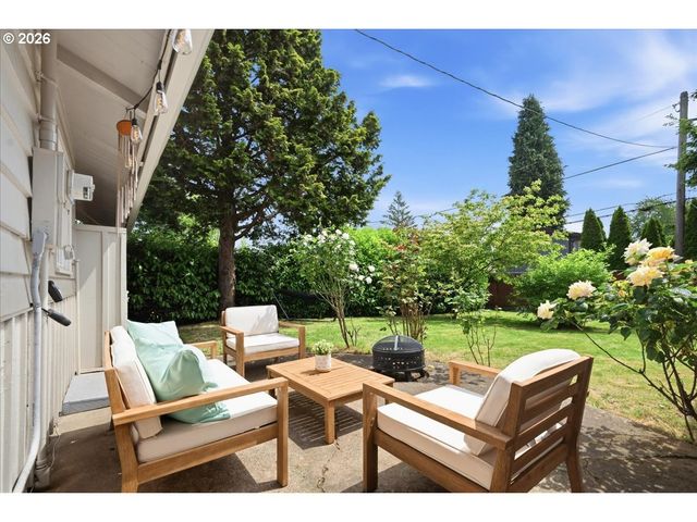 10936 Ne RUSSELL St, Portland, OR 97220