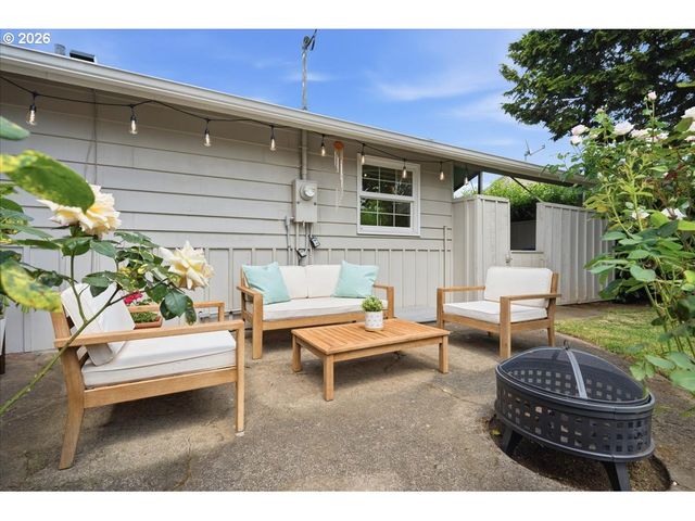 10936 Ne RUSSELL St, Portland, OR 97220