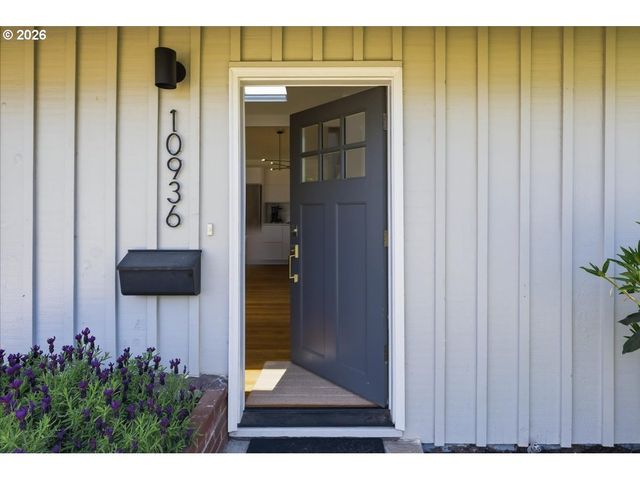 10936 Ne RUSSELL St, Portland, OR 97220