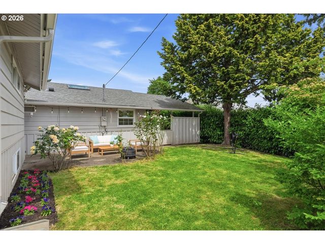 10936 Ne RUSSELL St, Portland, OR 97220