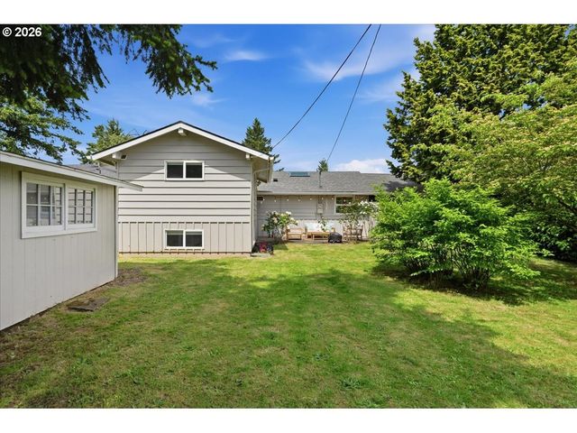 10936 Ne RUSSELL St, Portland, OR 97220