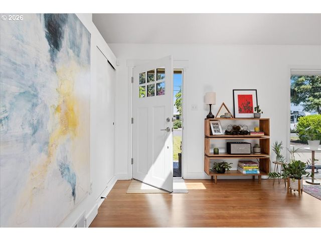 10936 Ne RUSSELL St, Portland, OR 97220