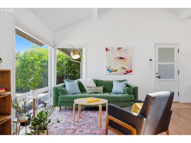 10936 Ne RUSSELL St, Portland, OR 97220