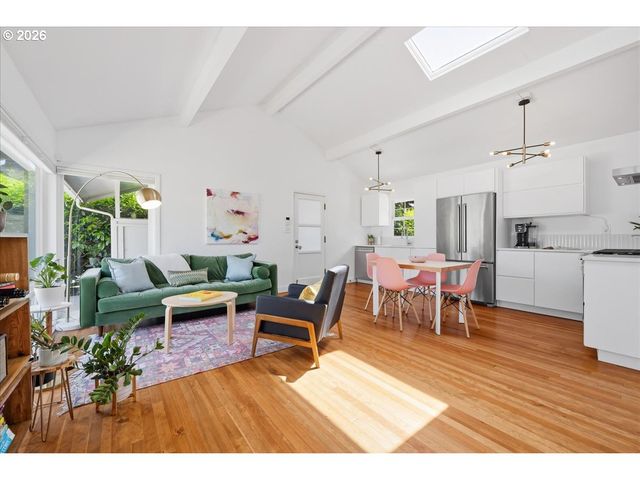 10936 Ne RUSSELL St, Portland, OR 97220