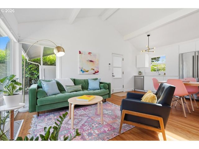 10936 Ne RUSSELL St, Portland, OR 97220