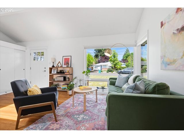 10936 Ne RUSSELL St, Portland, OR 97220