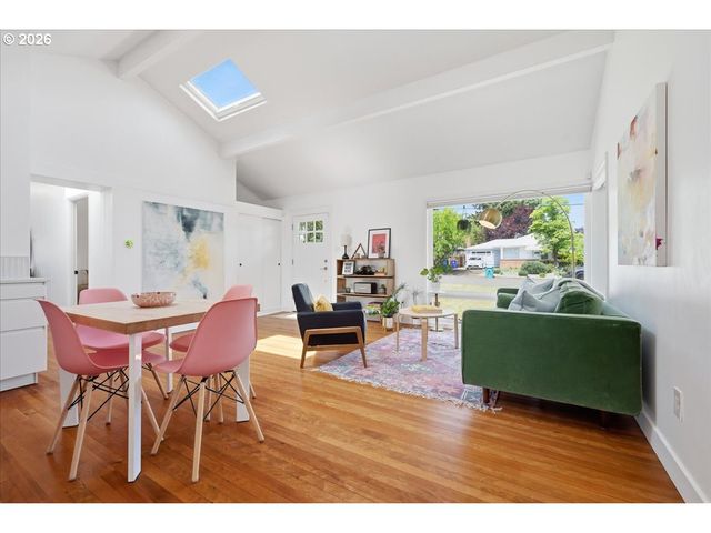 10936 Ne RUSSELL St, Portland, OR 97220