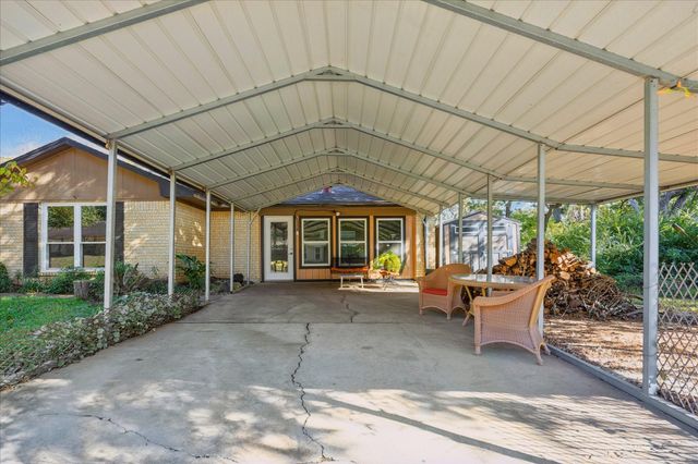 143 Machemehl Drive, Bellville, TX 77418