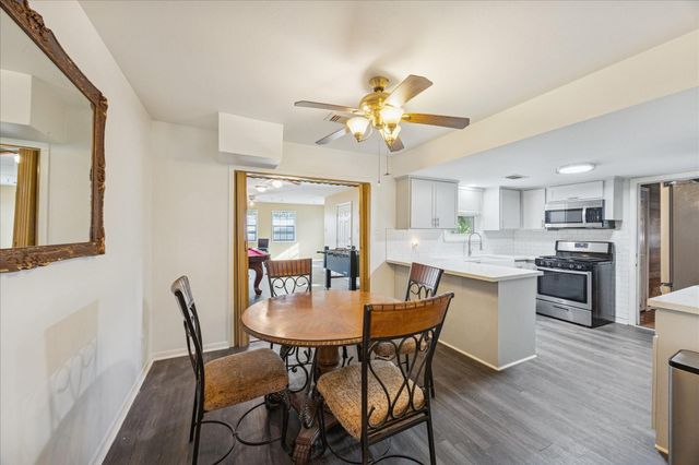 143 Machemehl Drive, Bellville, TX 77418