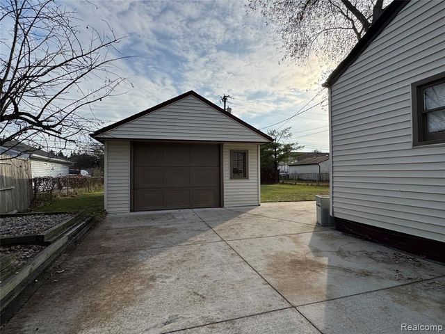 17204 Park Lane, Fraser, MI 48026