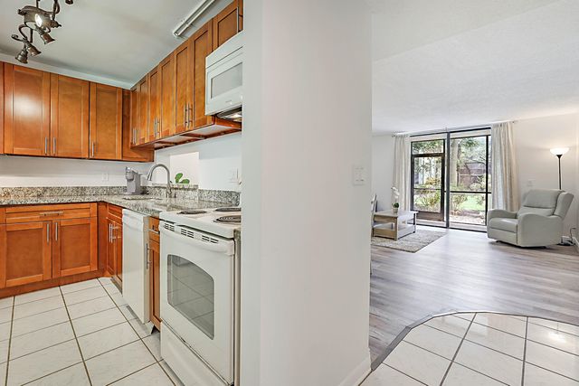 5160 Las Verdes Circle 117, Delray Beach, FL 33484