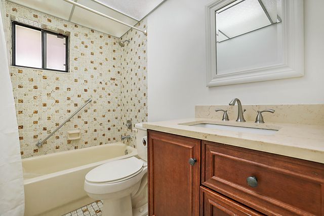 5160 Las Verdes Circle 117, Delray Beach, FL 33484