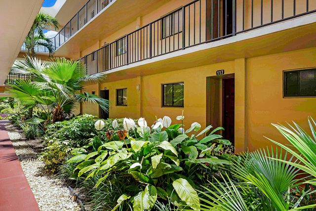 5160 Las Verdes Circle 117, Delray Beach, FL 33484
