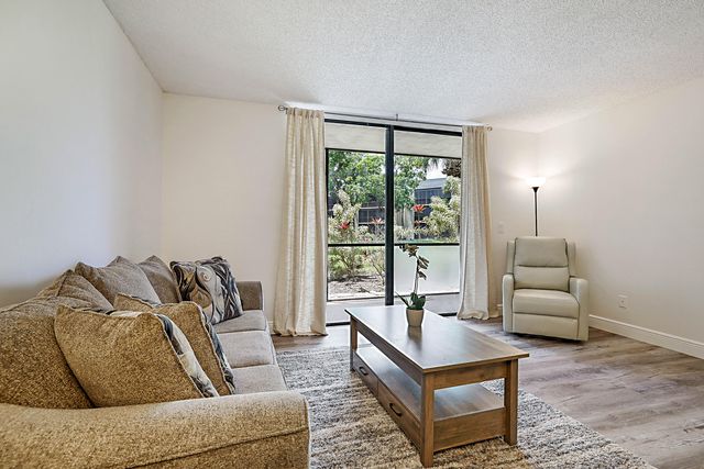 5160 Las Verdes Circle 117, Delray Beach, FL 33484