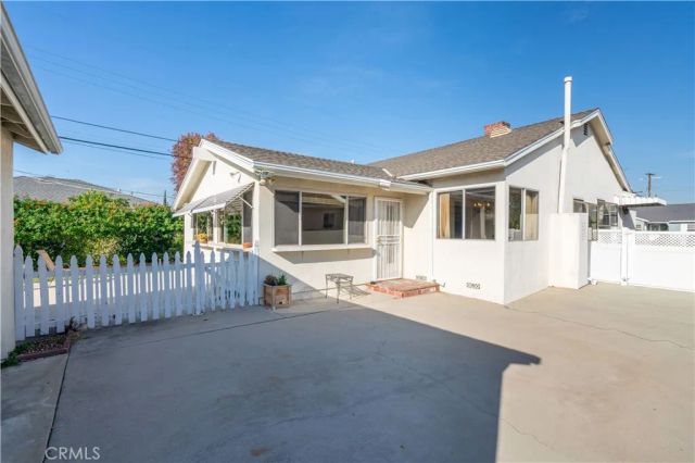 19218 Schoolcraft, Reseda, CA 91335