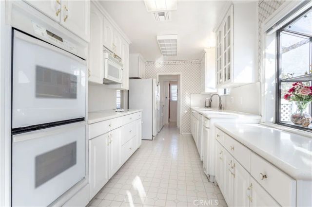 19218 Schoolcraft, Reseda, CA 91335