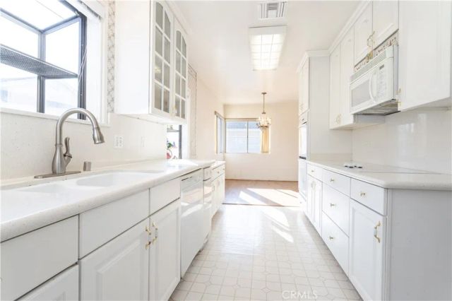 19218 Schoolcraft, Reseda, CA 91335