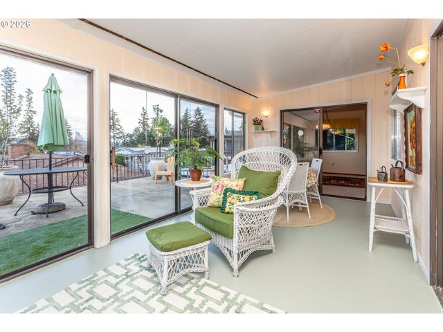 7130 LOS VERDES Dr, Gladstone, OR 97027