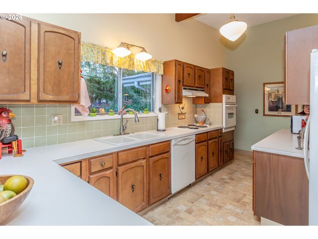 7130 LOS VERDES Dr, Gladstone, OR 97027