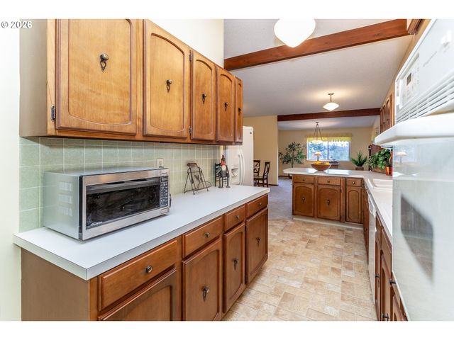 7130 LOS VERDES Dr, Gladstone, OR 97027