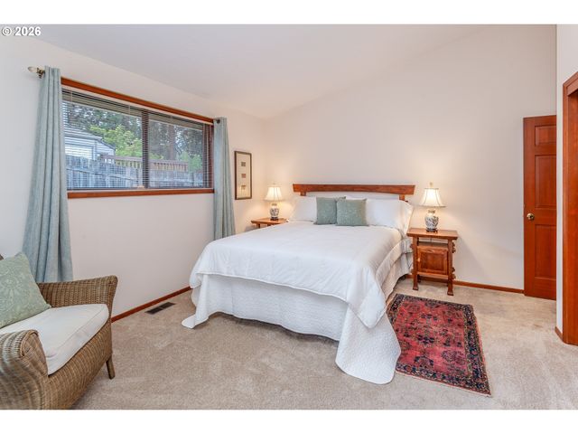 7130 LOS VERDES Dr, Gladstone, OR 97027