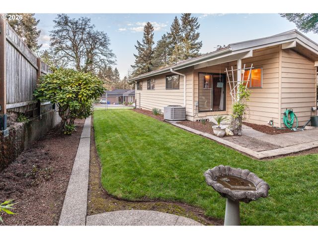 7130 LOS VERDES Dr, Gladstone, OR 97027