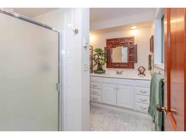 7130 LOS VERDES Dr, Gladstone, OR 97027