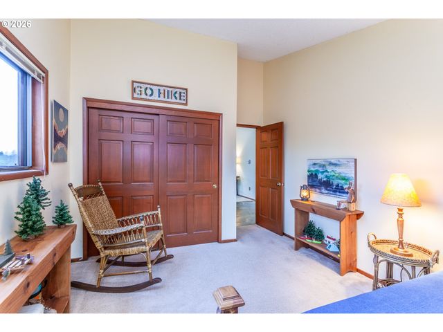 7130 LOS VERDES Dr, Gladstone, OR 97027