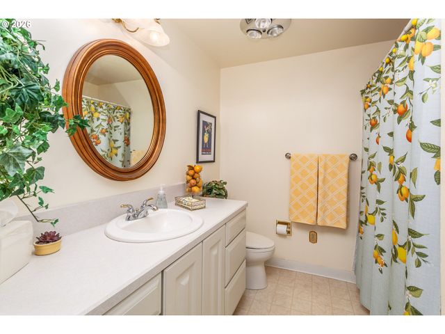 7130 LOS VERDES Dr, Gladstone, OR 97027