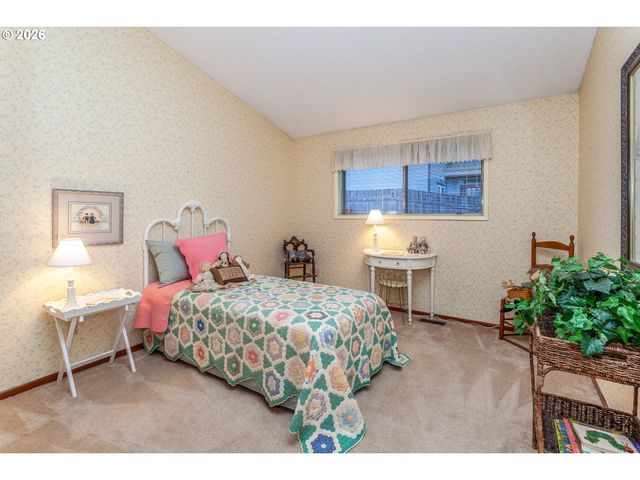 7130 LOS VERDES Dr, Gladstone, OR 97027