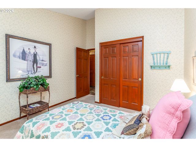 7130 LOS VERDES Dr, Gladstone, OR 97027