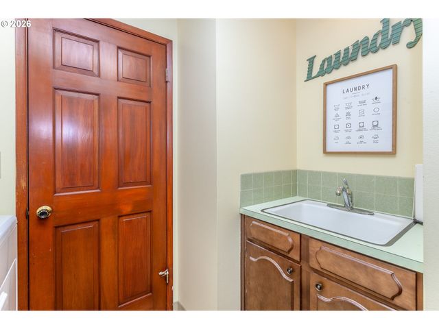 7130 LOS VERDES Dr, Gladstone, OR 97027