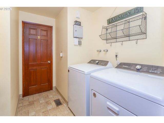 7130 LOS VERDES Dr, Gladstone, OR 97027