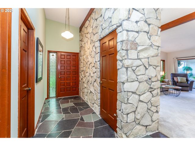 7130 LOS VERDES Dr, Gladstone, OR 97027