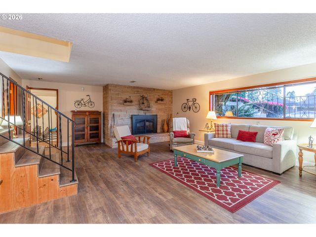 7130 LOS VERDES Dr, Gladstone, OR 97027