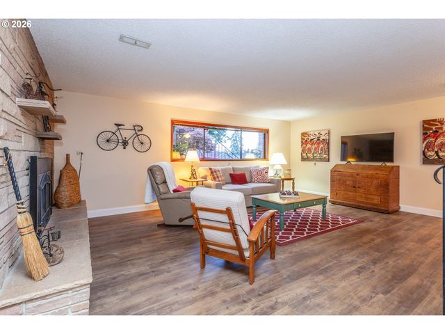 7130 LOS VERDES Dr, Gladstone, OR 97027