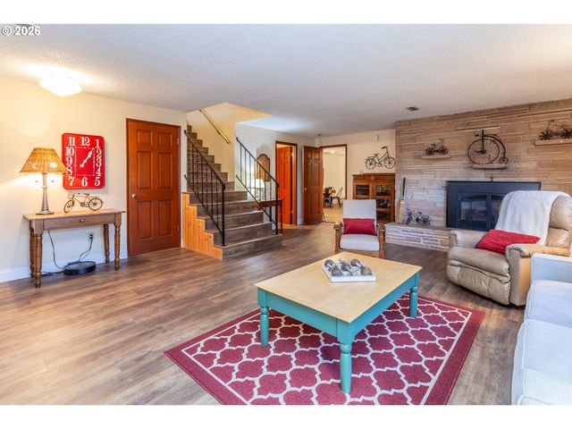 7130 LOS VERDES Dr, Gladstone, OR 97027