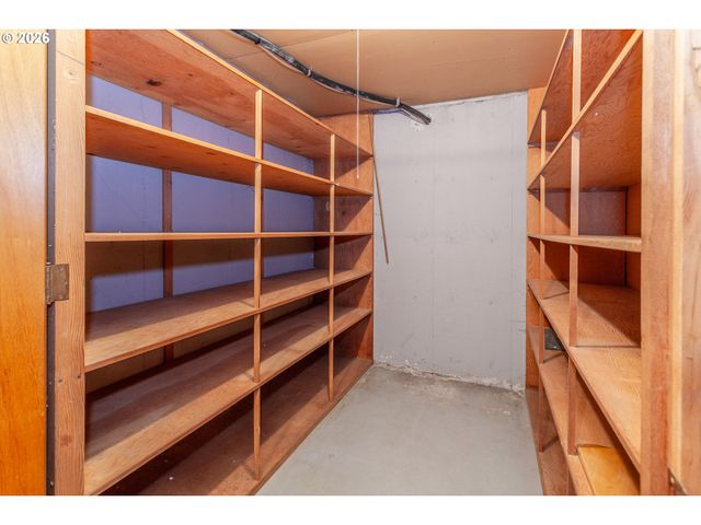 7130 LOS VERDES Dr, Gladstone, OR 97027