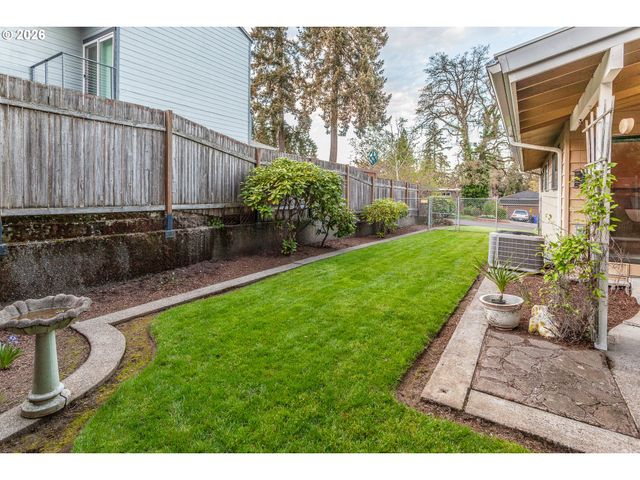 7130 LOS VERDES Dr, Gladstone, OR 97027