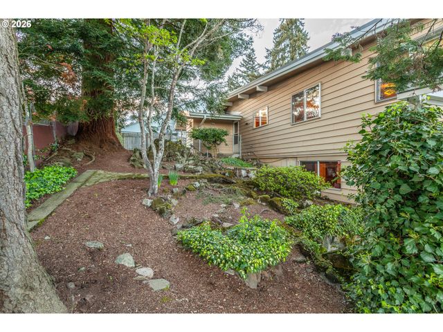 7130 LOS VERDES Dr, Gladstone, OR 97027