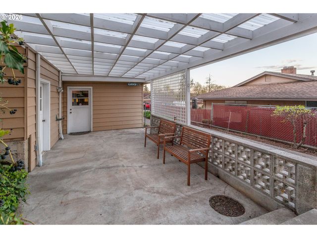 7130 LOS VERDES Dr, Gladstone, OR 97027