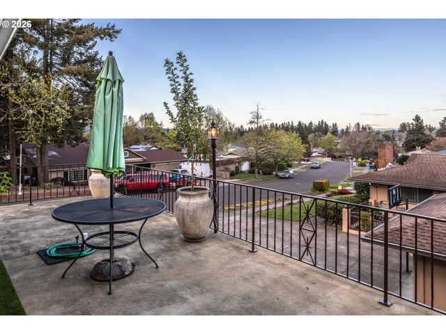 7130 LOS VERDES Dr, Gladstone, OR 97027