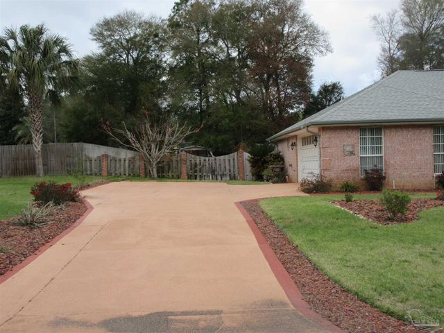 5717 Loring Dr, Milton, FL 32583