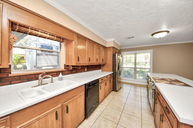 215 Hardy Street, Bacliff, TX 77518